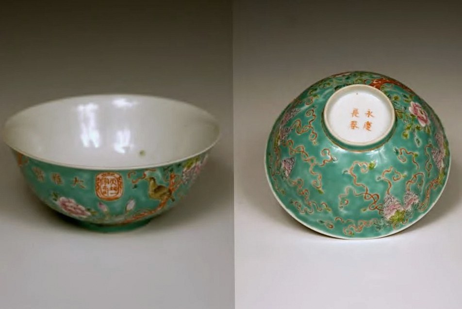 色絵の小鉢を内側と外側から写したところ
